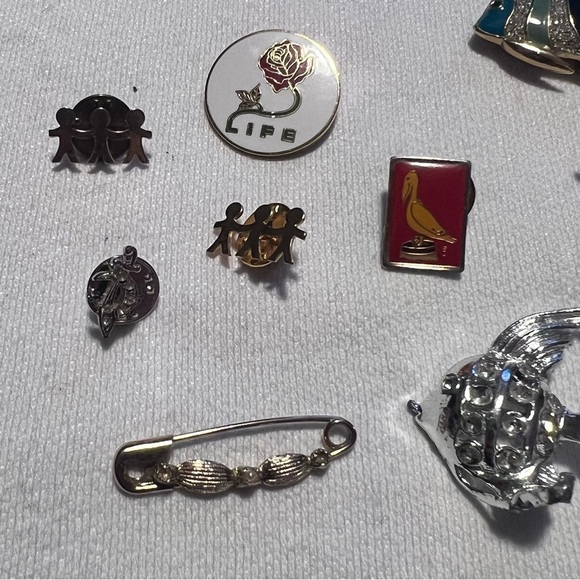 Vintage Pins and Brooches. Collection of 16. Mixed materials. - Picture 9 of 10